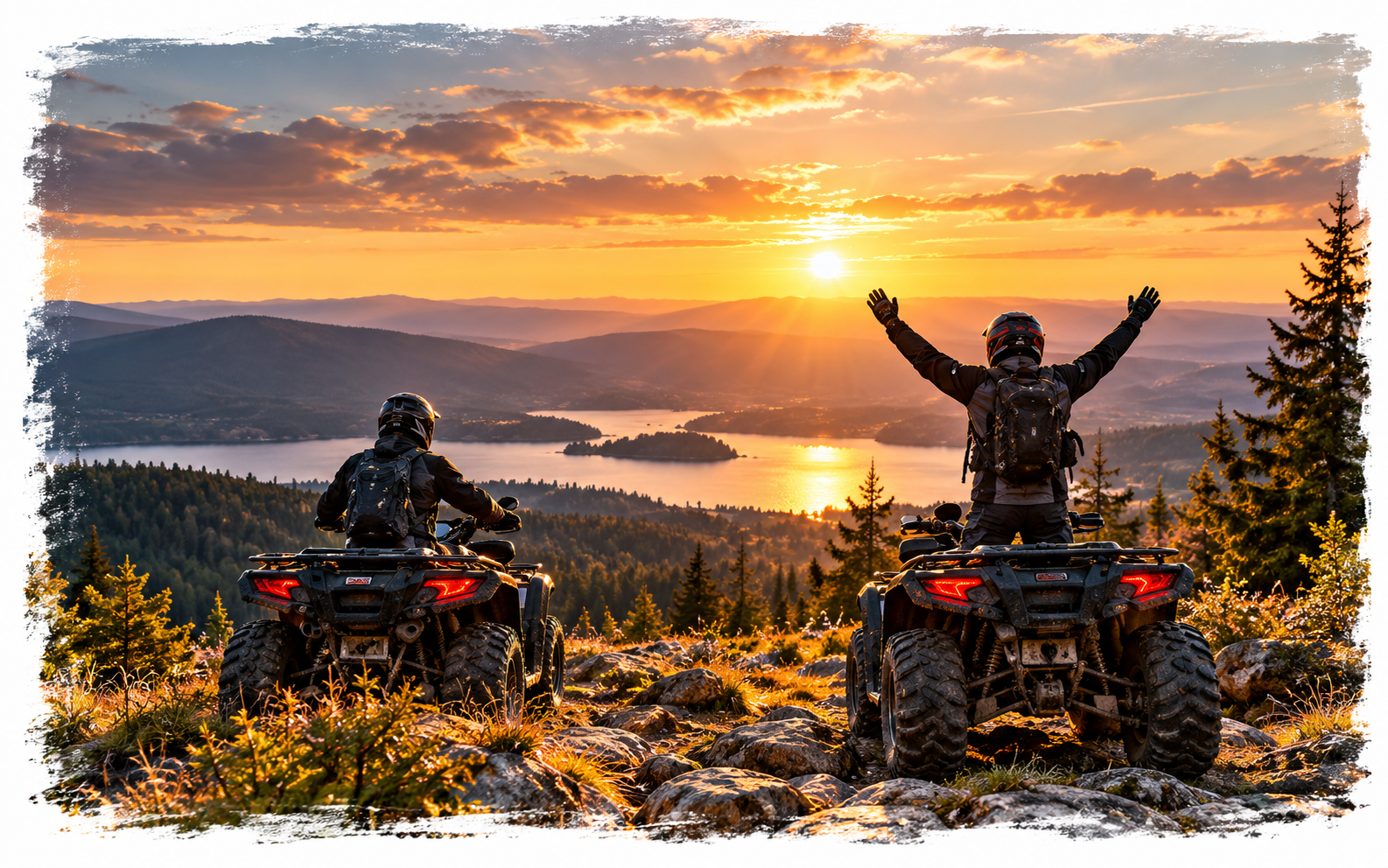 Doi riders pe ATV la apus, cu brațele ridicate, deasupra lacului din Apuseni